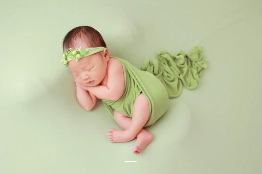 广州供卵包男孩宝宝拍嗝吐奶